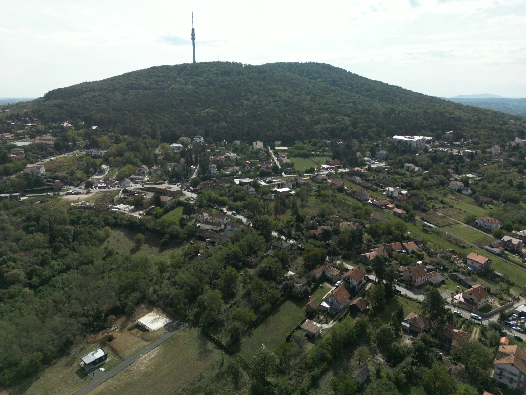 Avala, Avalski toranj i zeleno okruženje lokacije projekta